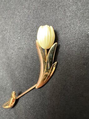 Vintage Avon Gold-Tone Tulip Flower Stick Pin With Cream Petal Accent Elegant Fl